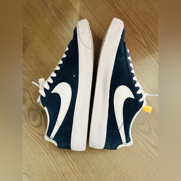 navy and white sneakers. Original Nike. size 6.5. great condition. True to size - Picture 5 of 6